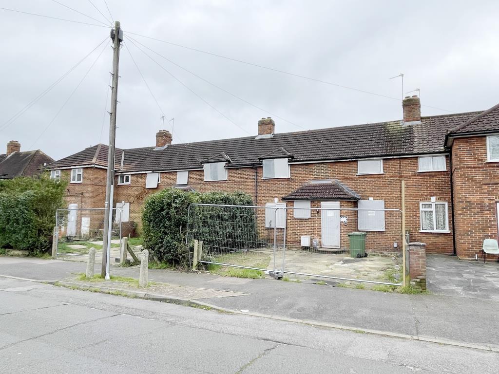 Lot: 52 - HOUSE IN NEED OF REFURBISHMENT - General view of houses to be offered as separate Lots throughout the auction